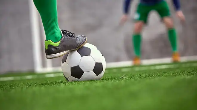 7 Peraturan Sepak Bola yang Pemain dan Wasit Wajib Ketahui!