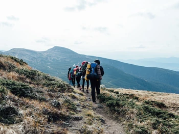 11 Perlengkapan Naik Gunung yang Wajib dibawa Pemula