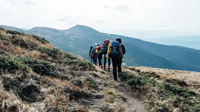 11 Perlengkapan Naik Gunung yang Wajib dibawa Pemula