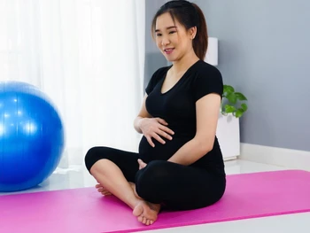 10 Gerakan Prenatal Yoga untuk Ibu Hamil, Yuk Pelajari!