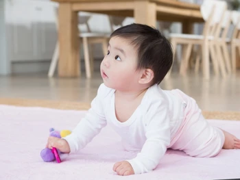 6 Stimulasi agar Bayi Cepat Duduk dan Merangkak, Praktis!