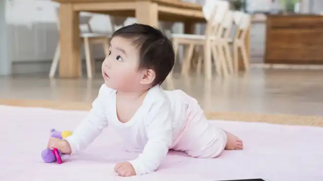 6 Stimulasi agar Bayi Cepat Duduk dan Merangkak, Praktis!