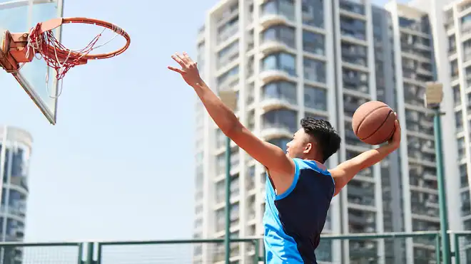 Kenali Teknik Lay Up Shoot dalam Basket & Cara Melakukannya!